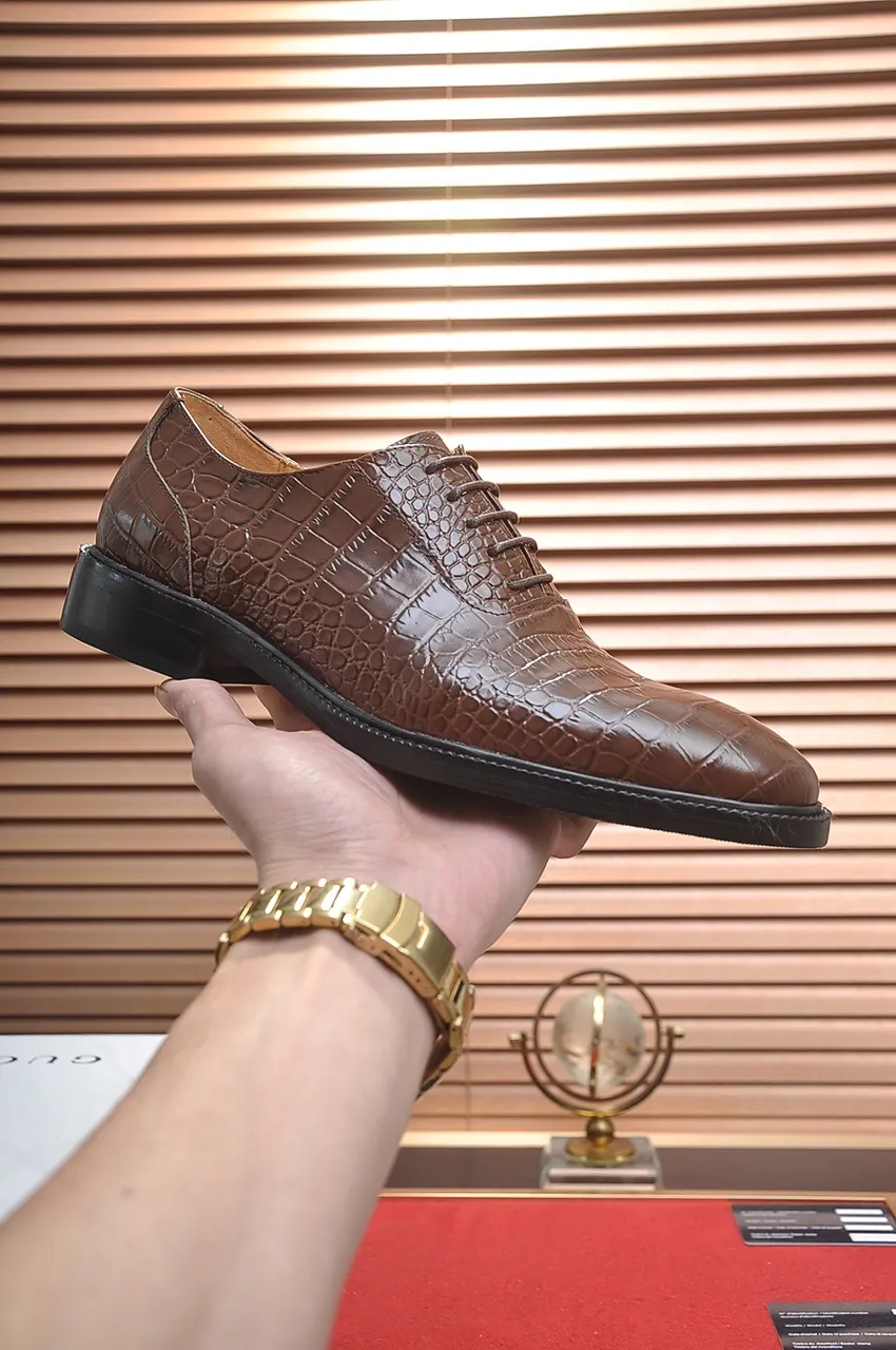 Men's shoes💰540💶Italy's top luxury men's shoe giant (GUCCI) (Gucci) (full cowhide lining) new arrival🍃Original European style🔰 Pleasant to the eye😍In order to make the shoes more durable and non-deformable🌀The production continues to follow traditional methods but there is still no lack of innovation💪Choose original sheepskin for the leather♻️ Smooth and natural And extra bright ⭐Made of imported cowhide, the first choice of rich people 38-45 (45 customized)